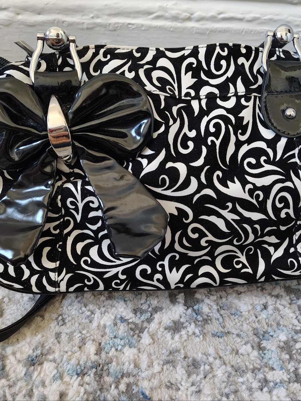 Source Unknown Black & White Floral Scroll Shoulder Bag with Glossy Bow